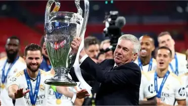 Ancelotti levantando la Champions.