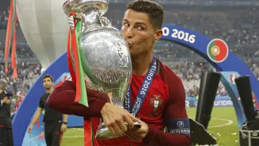 Cristiano Ronaldo besa la Eurocopa conseguida en 2016.