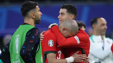 Cristiano Ronaldo consola a Pepe tras la eliminación de Portugal. (Foto: EFE)