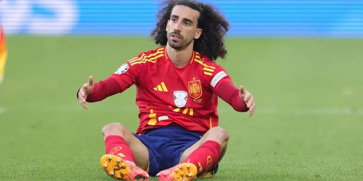 Cucurella en el césped con la camiseta de España. (Foto: Europa Press)