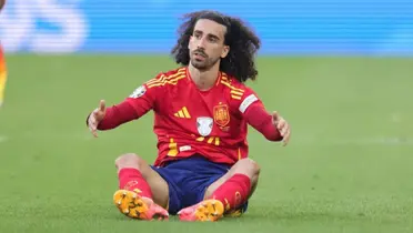 Cucurella en el césped con la camiseta de España. (Foto: Europa Press)