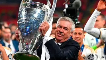 El entrenador del Real Madrid levantando la Champions.