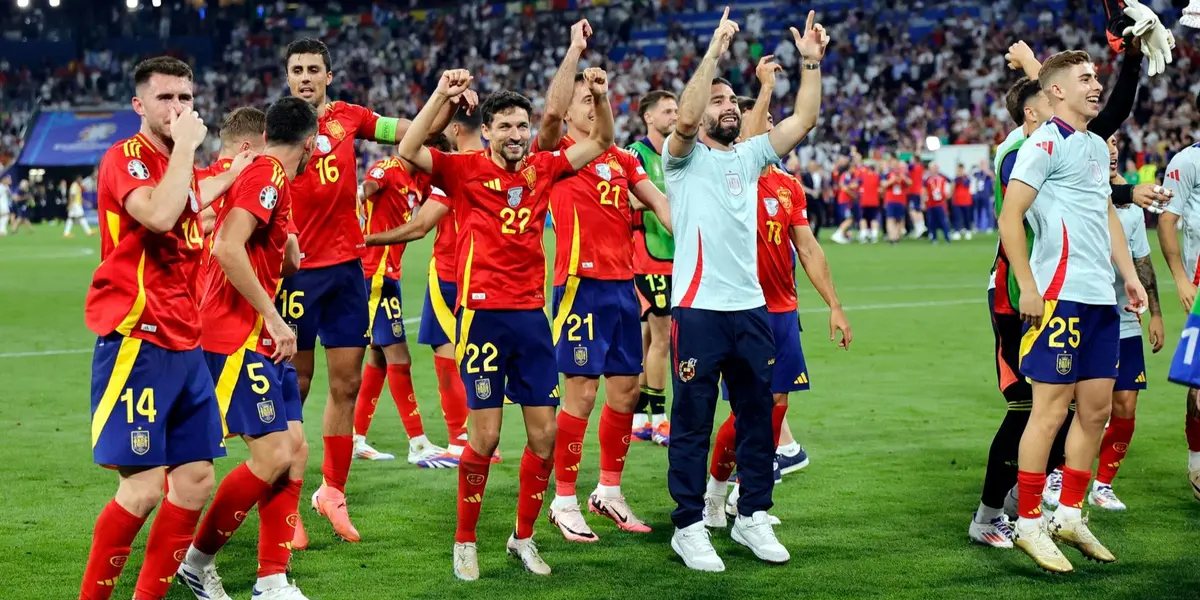 España festeja su pase a la final con el público español. (Foto: EFE)