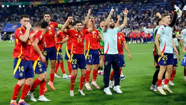 España festeja su pase a la final con el público español. (Foto: EFE)