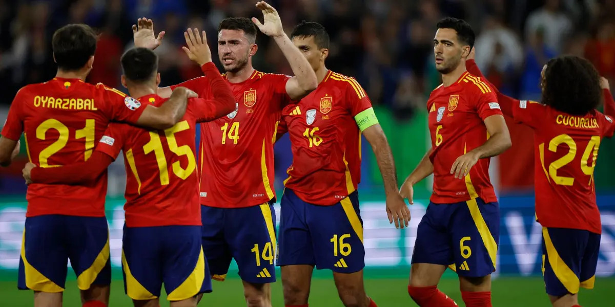 España festejando tras la clasificación ante Italia. (Foto: EFE)