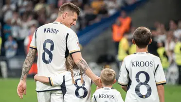 Kroos junto a sus hijos en su despedida del Bernabéu.