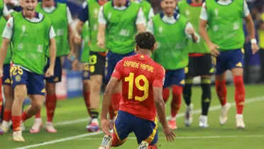 Lamine Yamal festeja el gol con el banquillo de España. (Foto: EFE)