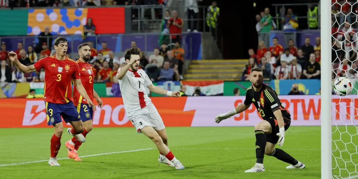 Le Normand y su gol en contra en España-Georgia. (Foto: EFE)