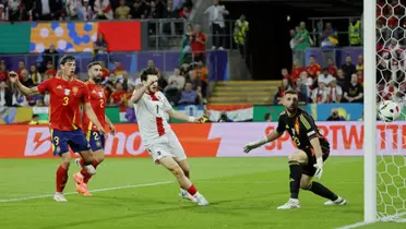 Le Normand y su gol en contra en España-Georgia. (Foto: EFE)
