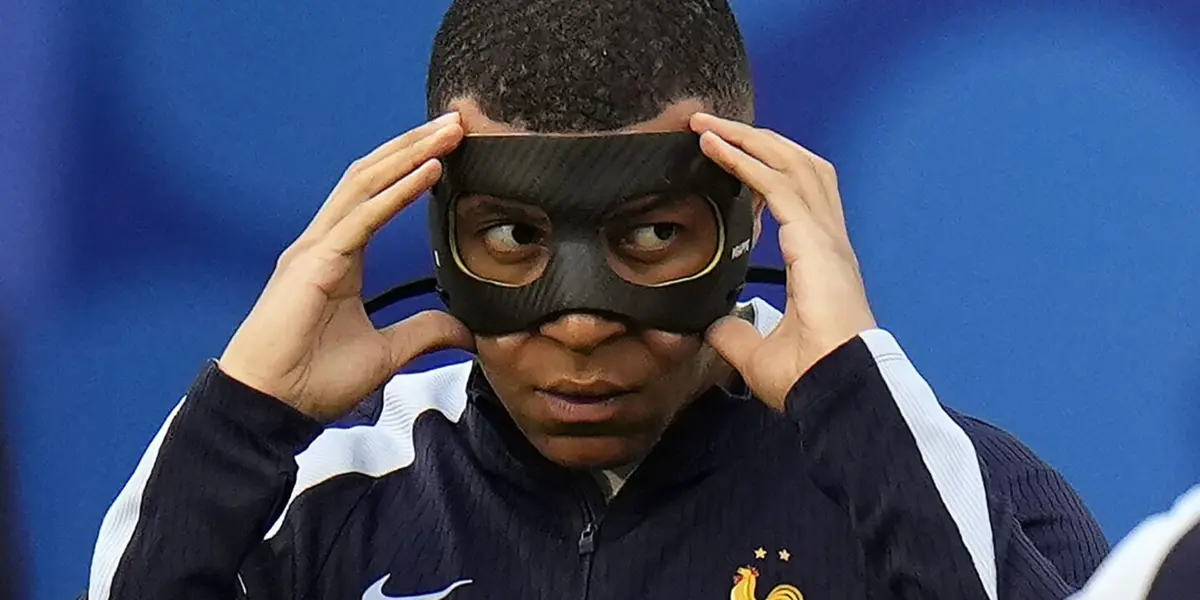 Mbappé con la máscara durante el entrenamiento de Francia.