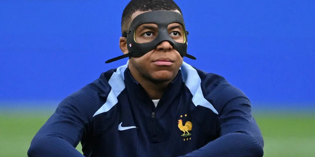 Mbappé con la máscara que utilizó ante Polonia. (Foto: EFE)