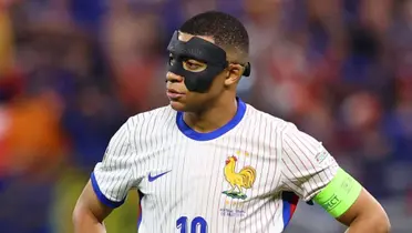 Mbappé durante el partido ante Portugal con su máscara. (Foto: EFE)
