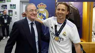 Modric y Florentino Pérez abrazados en el camerino.
