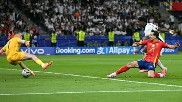 Oyarzabal marca el gol de España ante Inglaterra para el 2-1. (Foto: EFE)
