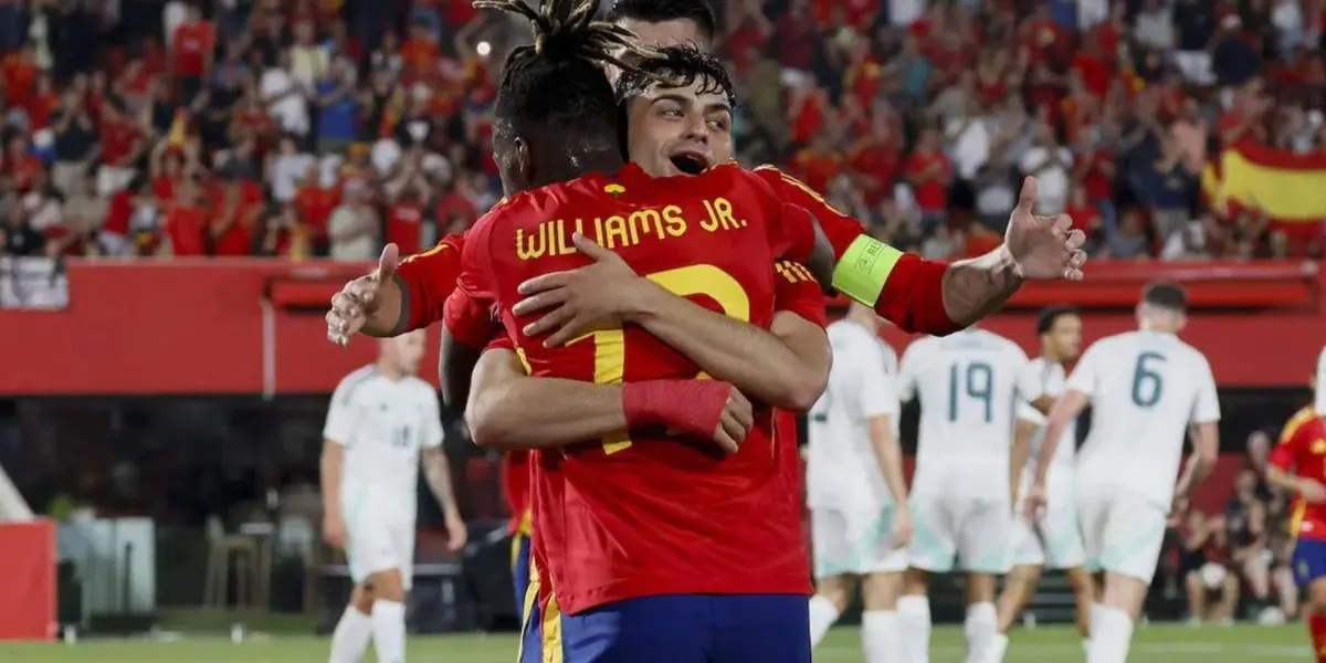 Pedri y Nico Williams celebrando el tercer gol de España.