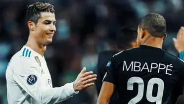 Ronaldo y Mbappé saludándose.