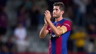 Sergi Roberto saludando a la afición del Barcelona.