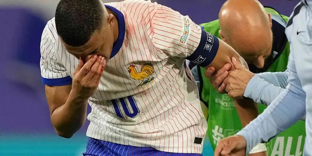 Así se retiraba Mbappé en el partido de Francia ante Austria.