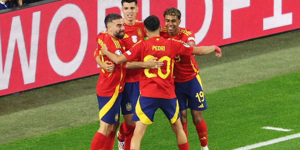 España celebra el primer gol tras el gol en contra de Italia.