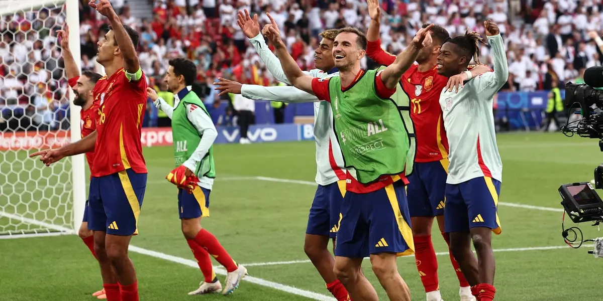 España festeja el pase a las semifinales de la Eurocopa. (Foto: EFE)