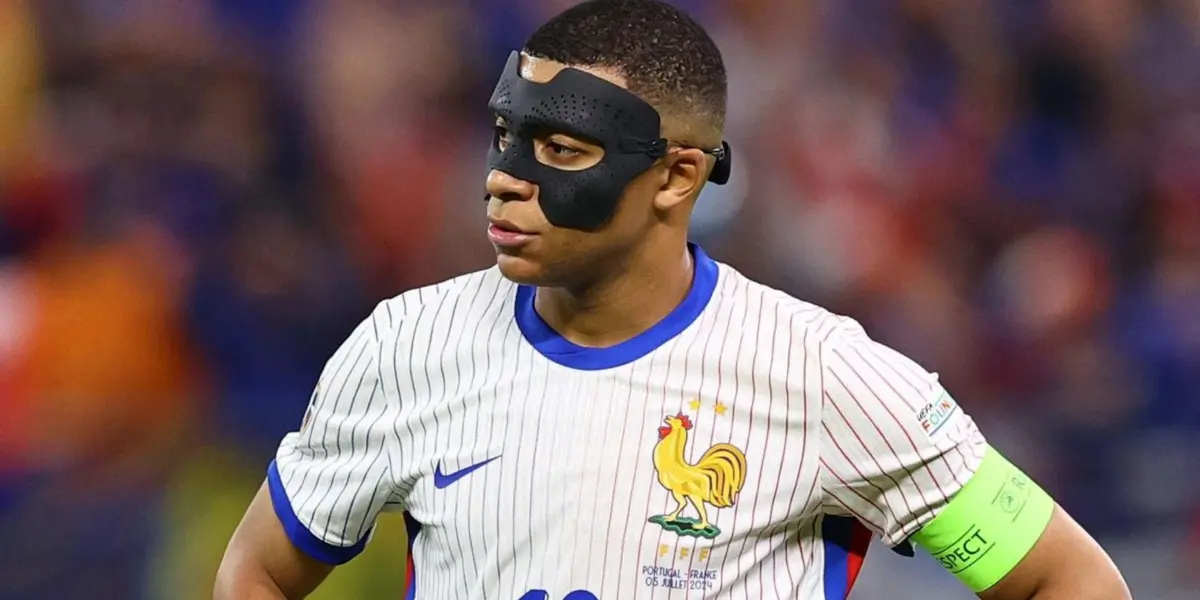 Mbappé durante el partido ante Portugal con su máscara. (Foto: EFE)