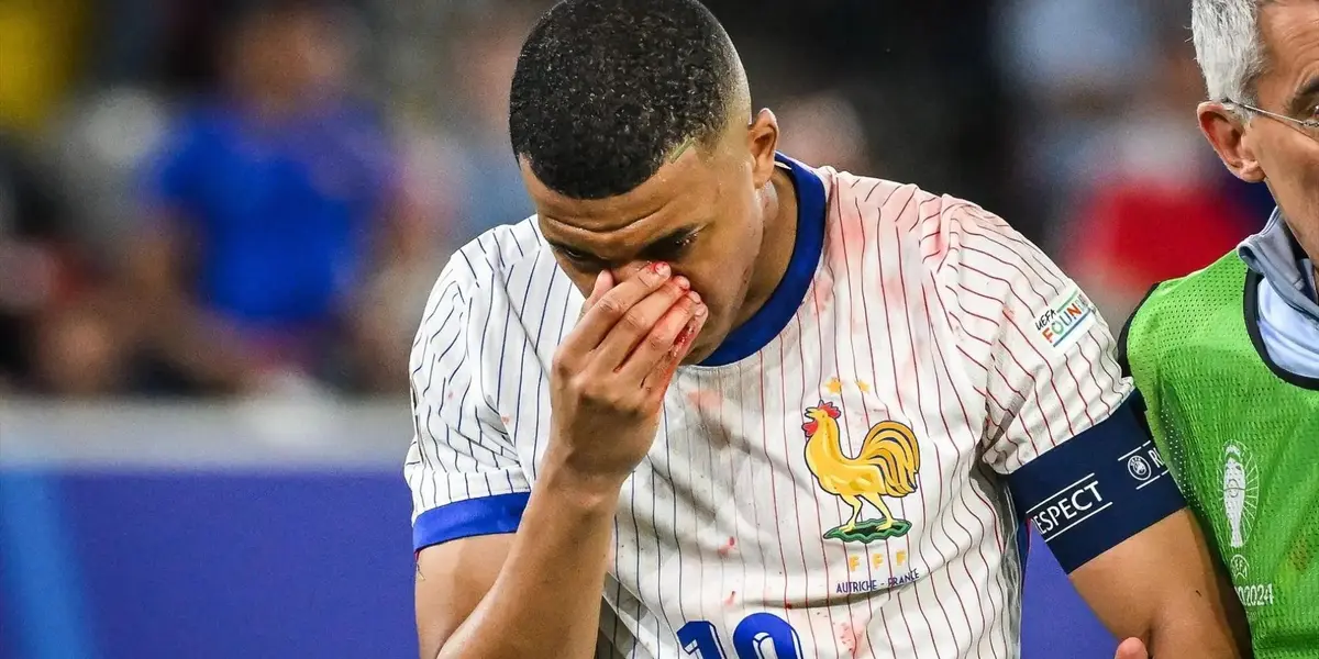 Mbappé sangrando tras su choque contra el hombro del defensor austríaco.