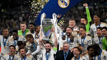 Nacho levantando la Liga de Campeones.