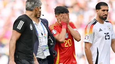 Pedri se lamenta por su salida tras la patada de Kroos. (Foto: EFE)