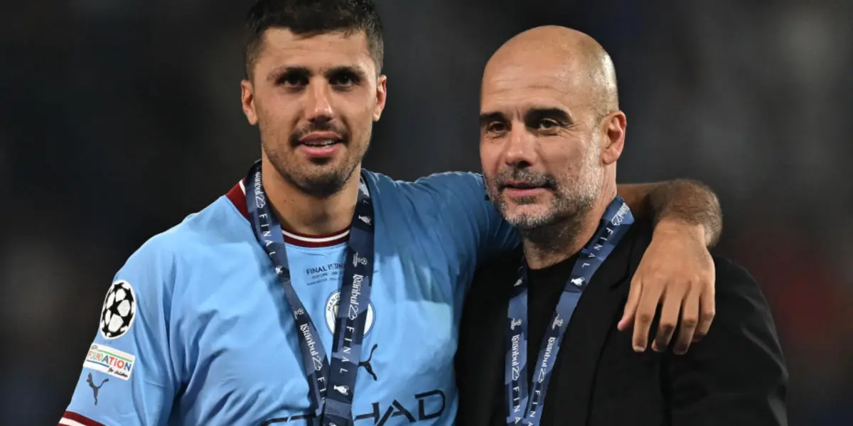 Rodri junto a Guardiola tras ganar la Champions en 2023.