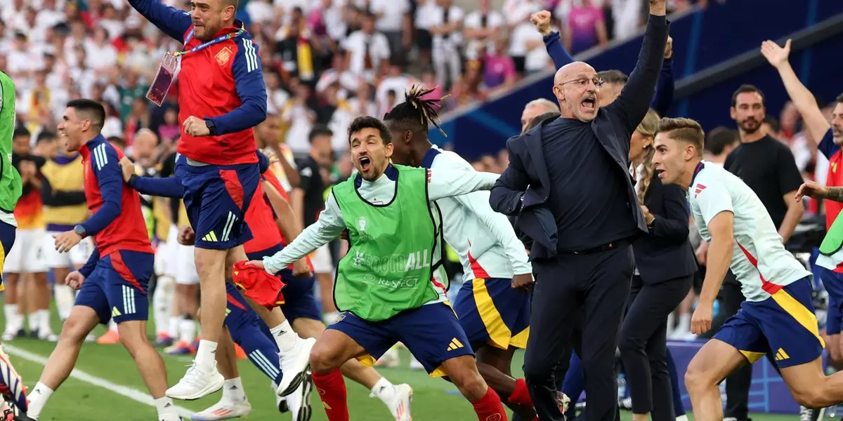 Todo el banquillo de España celebra la victoria ante Alemania. (Foto: EFE)