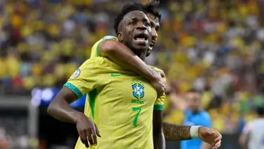 Vinicius festejando ante Paraguay junto a Paquetá. (Foto: EFE)