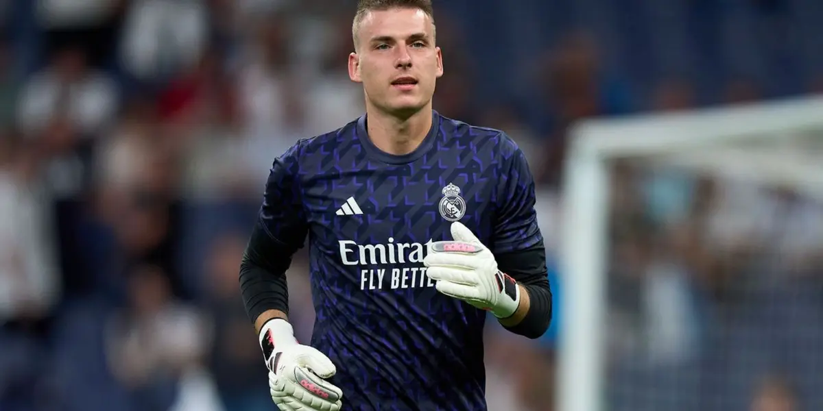 Andriy Lunin con el buzo del Real Madrid.