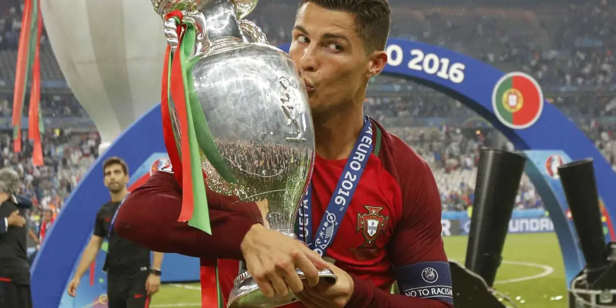 Cristiano Ronaldo besa la Eurocopa conseguida en 2016.