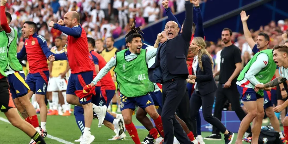 De La Fuente festeja tras el gol de Mikel Merino. (Foto: EFE)