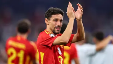 Jesús Navas saluda a los aficionados españoles tras pasar a la final. (Foto: EFE)