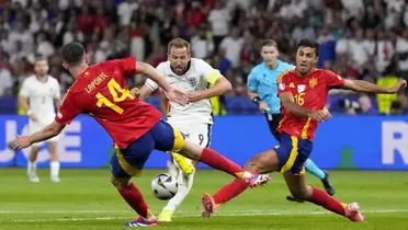 Rodri tapando el remate de Kane. (Foto: EFE)